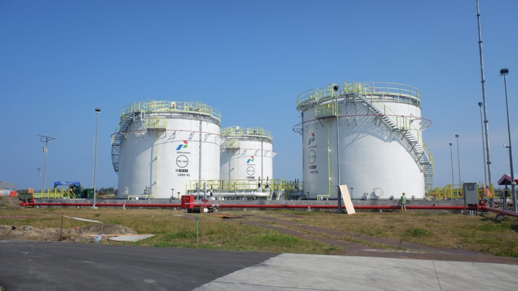 Нефтепродукты в нефтехранилище