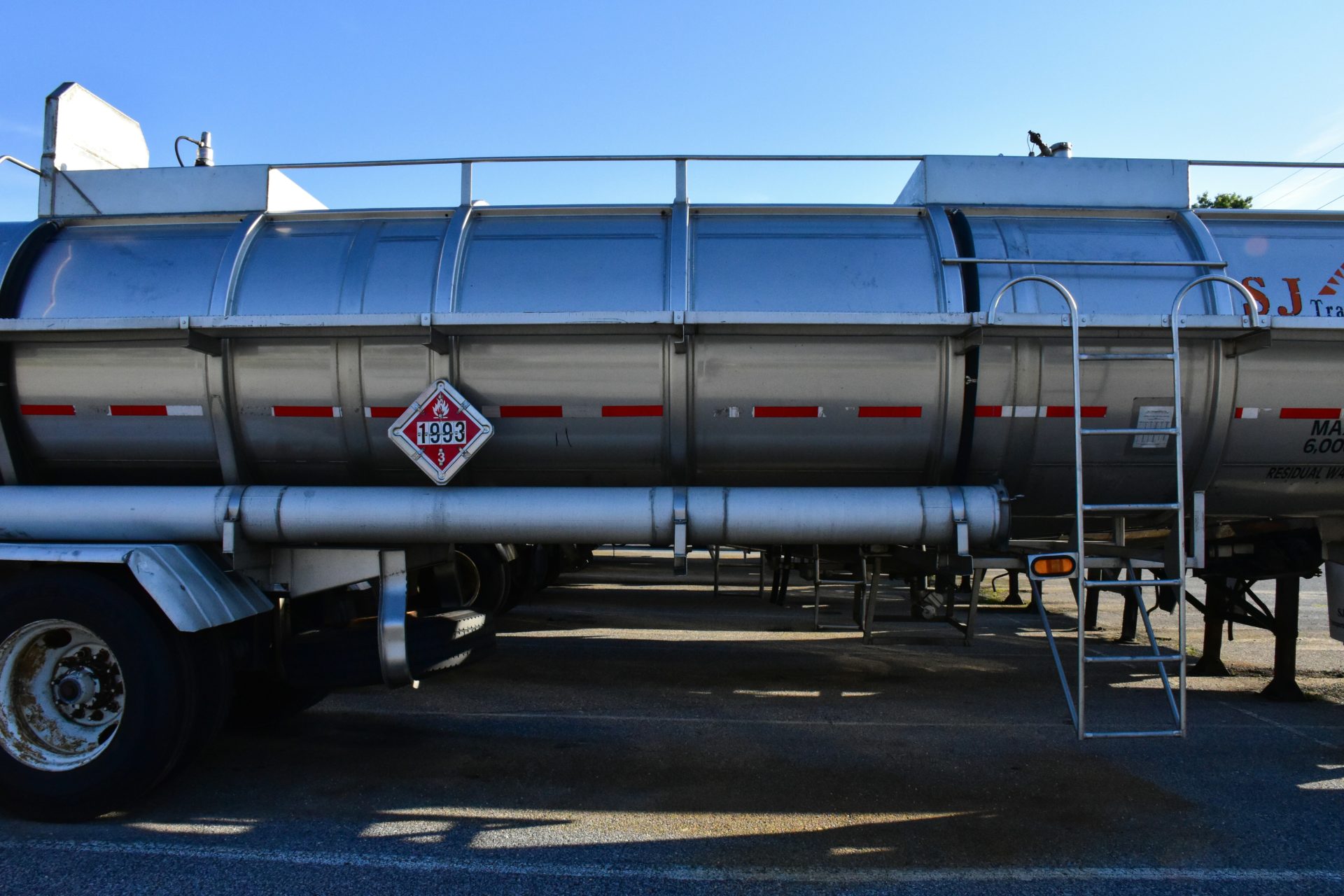 Отгрузка дизельного топлива в автоцистерну на нефтебазе 